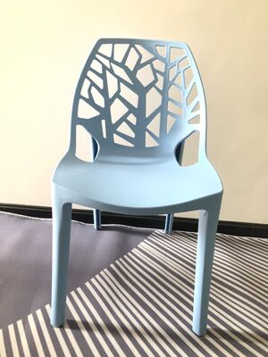 Buen precio Silla de plástico moderno apilable con dimensiones de asiento 45 H 42 W 40 D cm para lugares de eventos Salas de banquetes y salas de espera en línea