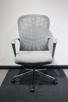 Buen precio Black Casters Silla giratoria de oficina de 11 kg Diseño ergonómico de altura ajustable Asiento cómodo adecuado para salas de conferencias en línea